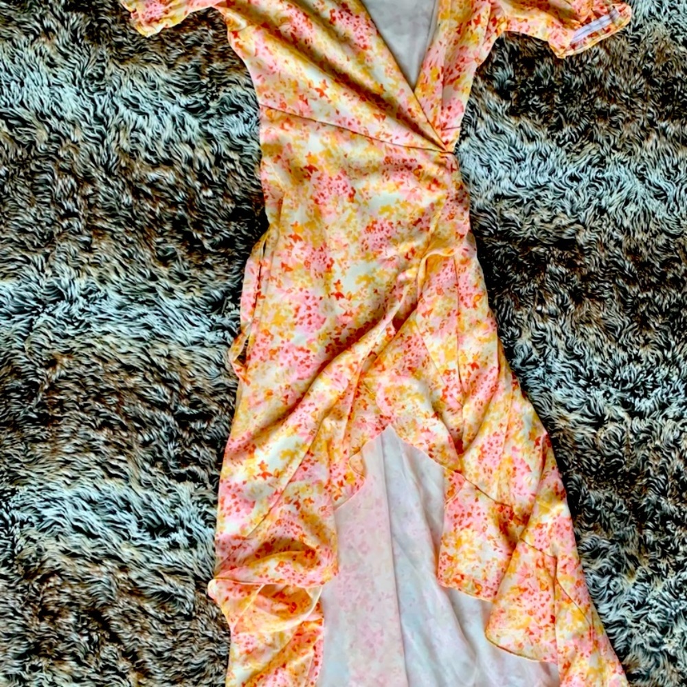 Beautiful high-low, flowy dress 💛♥️🧡